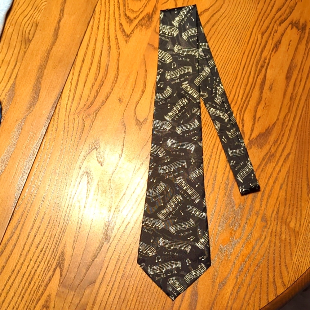 3/$30. Steven Harris neck tie with music notes
